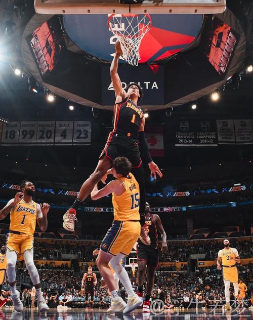 约翰逊达成千球里程碑，老鹰官媒发布海报致敬1号球员